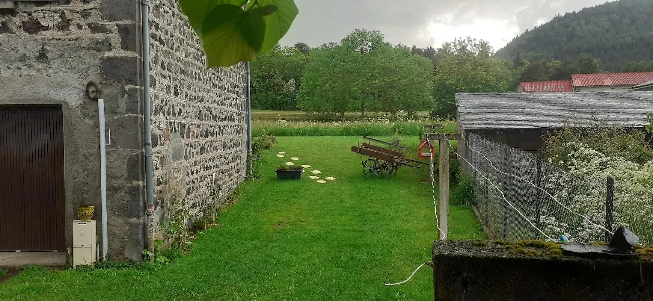 Appartement La Pierre Des Volcans Chaleureux Calme Champetre Aydat France